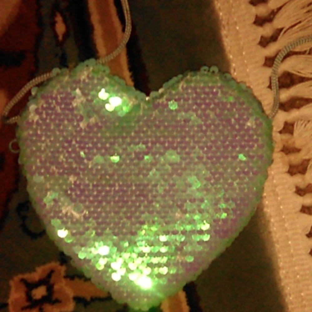 Gorgeous sequin heart crossbody bag